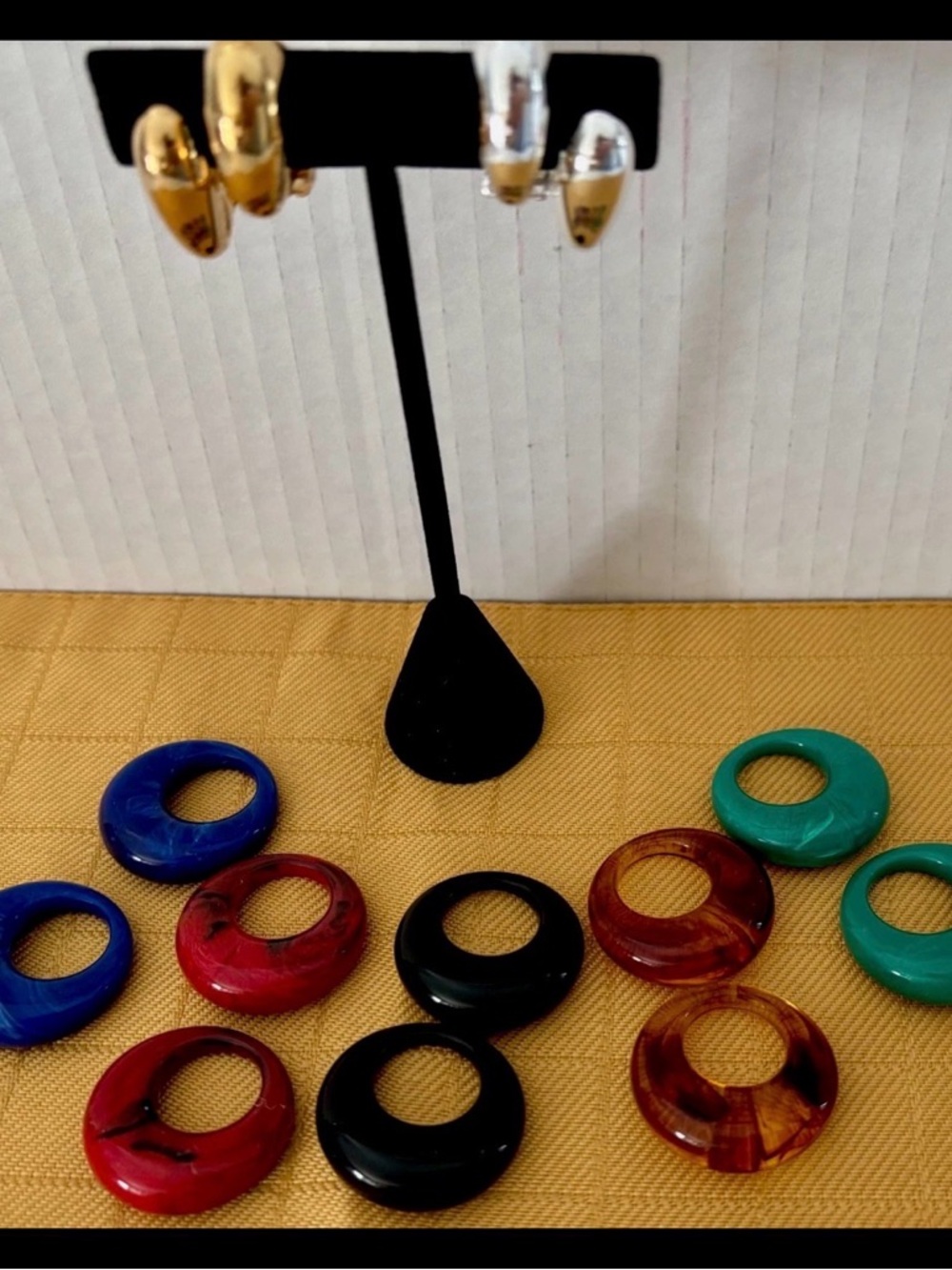 Joan Rivers Interchangeable Earring Set 5 Colors Lucite Hoop Gold/Silver Tone 11